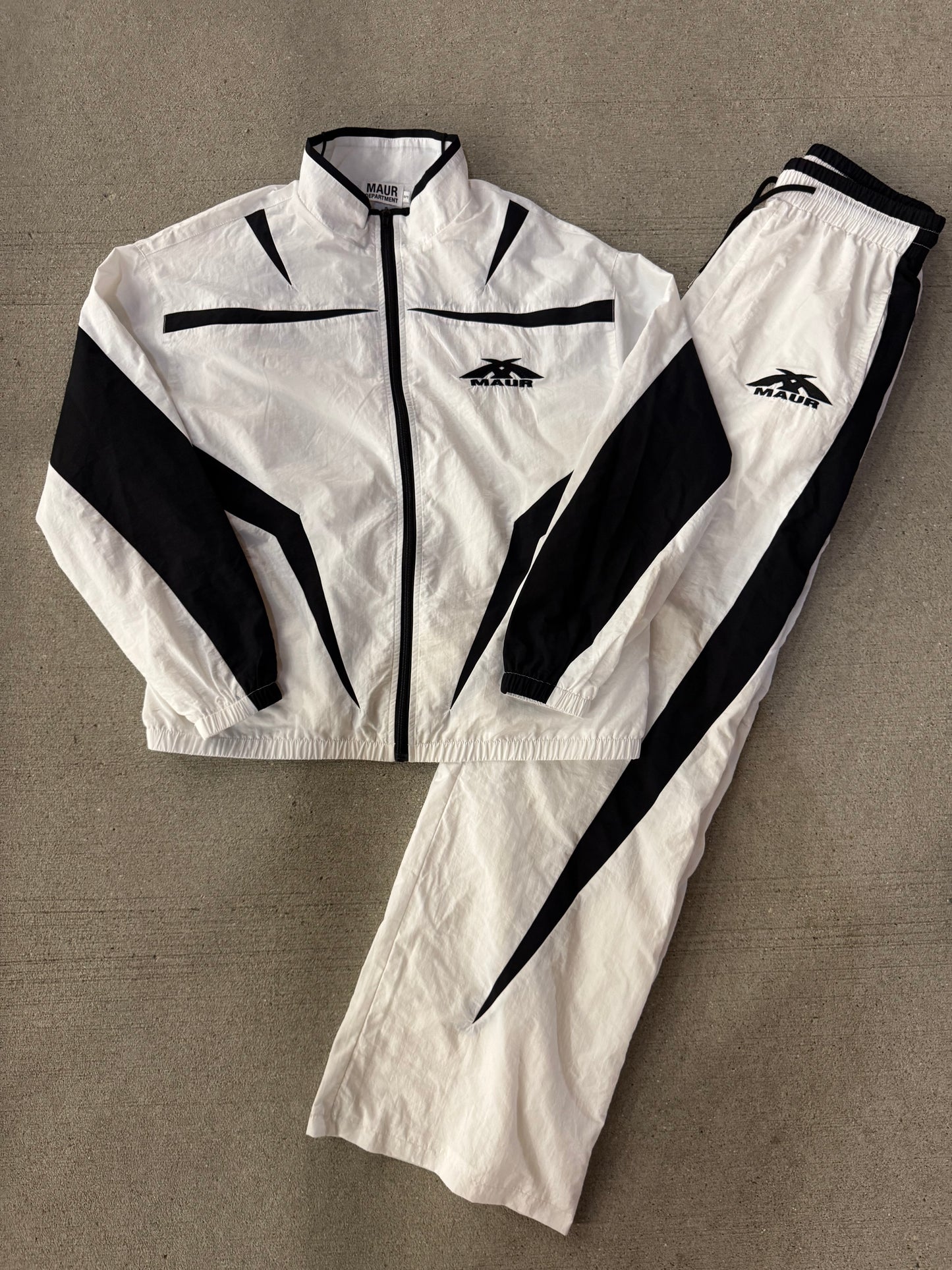 WHITE WINDBREAKER